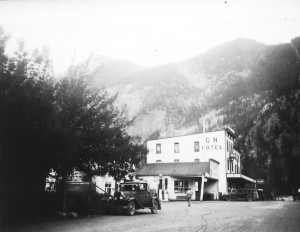 Great Northern Hotel and Armitage Garage, 1940