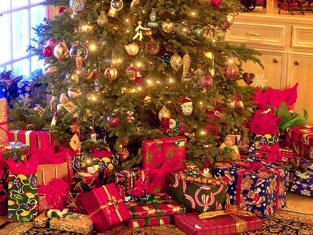 Christmas-Tree-In-House-With-Presents-ideas